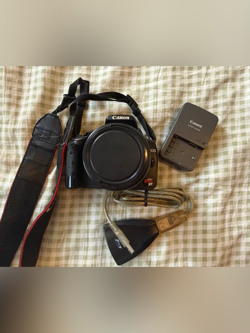 Canon DSLR Camera Kit in Black with Charger and SD Card Reader USB